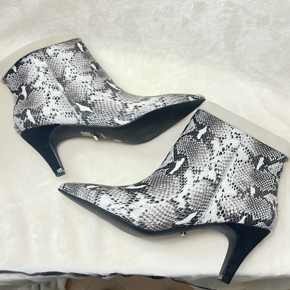 42 Gold Ojaiโ Leather Bootie size 8 cream snake skin pattern F 600 - Picture 11 of 12